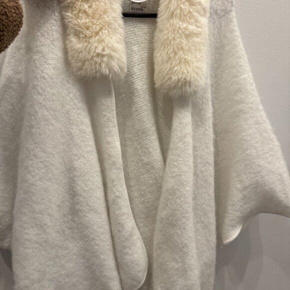 White CAPE with Fake FUR - Picture 3 of 3